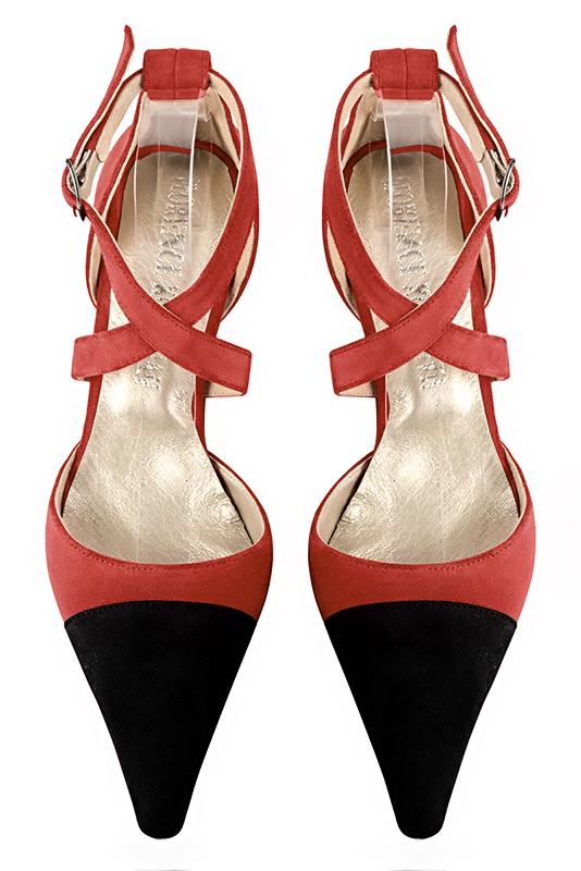 Chaussure femme à brides : Chaussure côtés ouverts brides croisées couleur noir mat et rouge coquelicot. Bout pointu. Talon mi-haut bobine. Vue du dessus - Florence KOOIJMAN