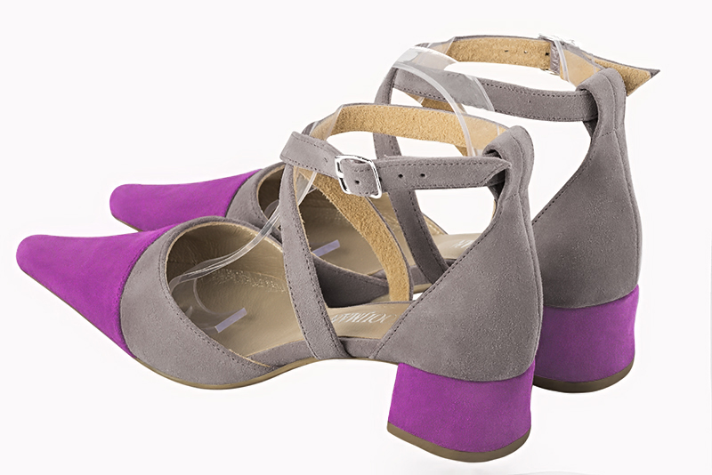 Escarpin :  couleur violet mauve et gris galet. Bout pointu. Petit talon évasé. Vue arrière - Florence KOOIJMAN