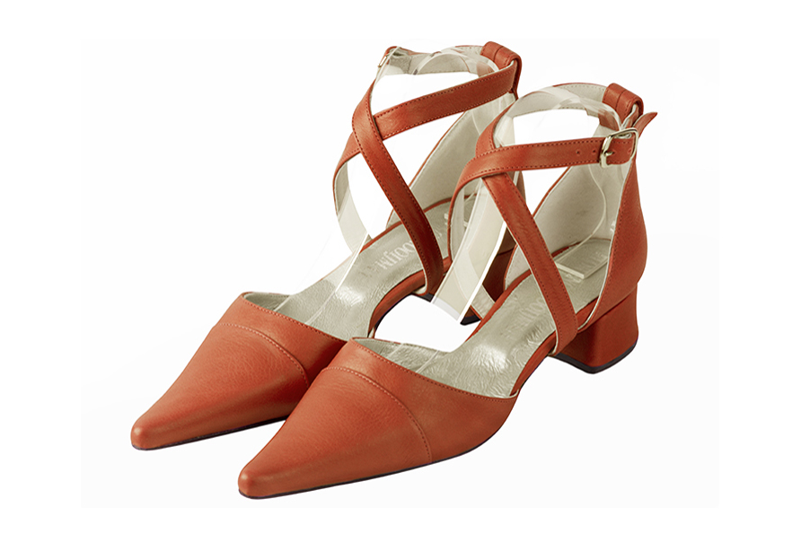 Chaussures habillées, élégantes et raffinées, ouvertes sur les côtés, avec des brides croisées, coloris orange corail. Bout pointu. Mi-haut. Talon évasé. Cérémonie, soirée, cocktail, évènementiel. Personnalisation : Choix des cuirs, 
                des couleurs et des talons. Petites et grandes pointures. - Florence KOOIJMAN