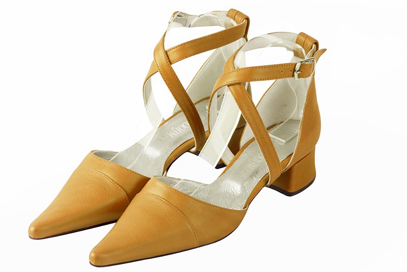 Chaussure femme à brides : Chaussure côtés ouverts brides croisées couleur jaune ocre. Bout pointu. Petit talon évasé Vue avant - Florence KOOIJMAN