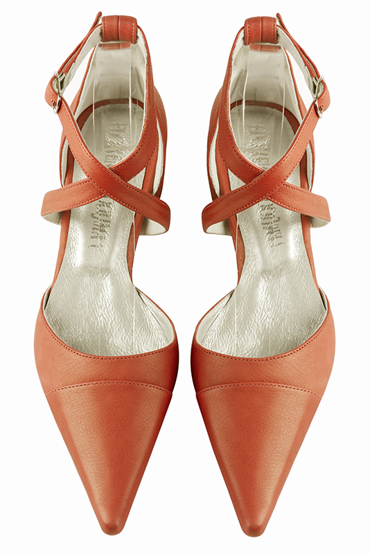 Chaussure femme à brides : Chaussure côtés ouverts brides croisées couleur orange corail. Bout pointu. Petit talon évasé. Vue du dessus - Florence KOOIJMAN