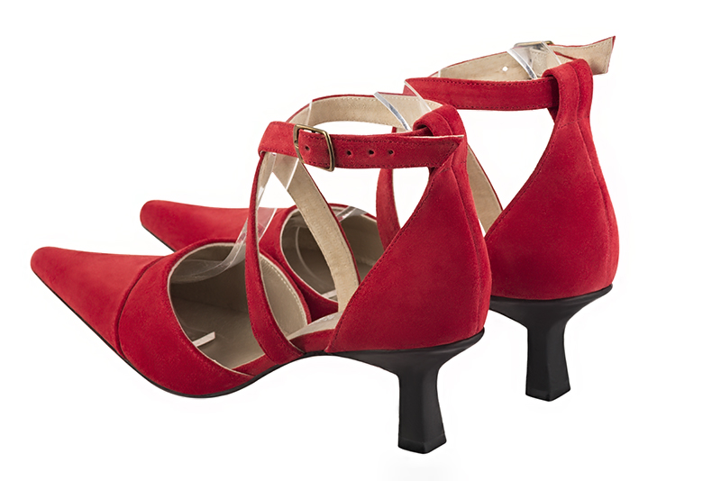 Chaussure femme à brides : Chaussure côtés ouverts brides croisées couleur rouge carmin. Bout pointu. Talon mi-haut bobine. Vue arrière - Florence KOOIJMAN