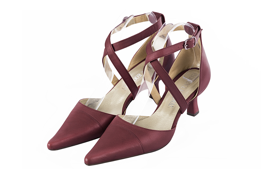 Chaussures habillées, élégantes et raffinées, ouvertes sur les côtés, avec des brides croisées, coloris rouge bordeaux. Bout pointu. Mi-haut à haut. Talon bobine. Cérémonie, soirée, cocktail, évènementiel. Personnalisation : Choix des cuirs, 
                des couleurs et des talons. Petites et grandes pointures. - Florence KOOIJMAN