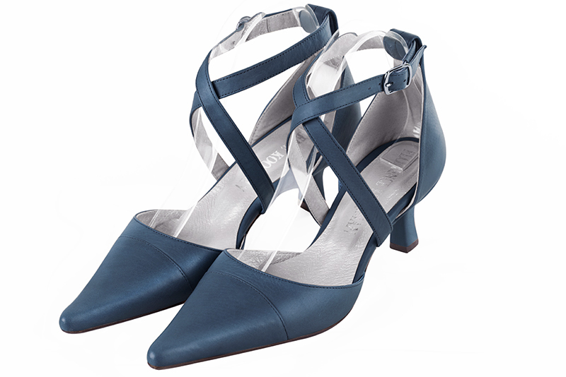 Chaussure femme à brides : Chaussure côtés ouverts brides croisées couleur bleu denim. Bout pointu. Talon mi-haut bobine Vue avant - Florence KOOIJMAN