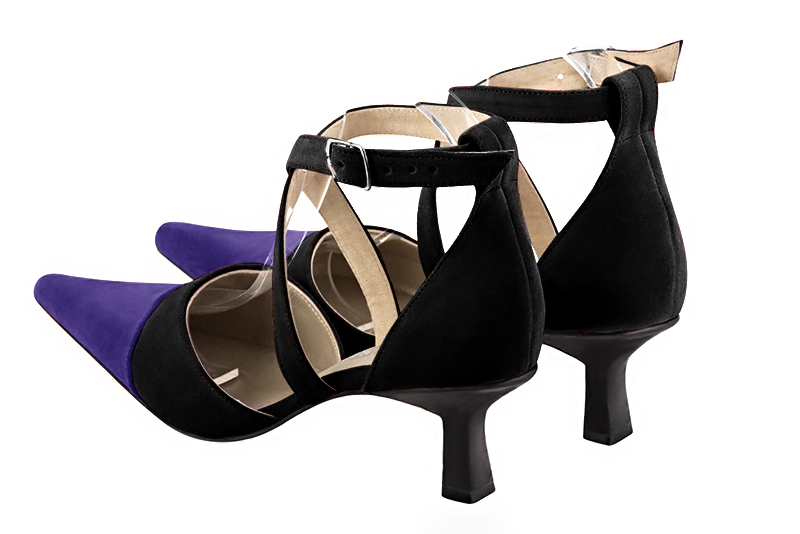 Chaussure femme à brides : Chaussure côtés ouverts brides croisées couleur violet outremer et noir mat. Bout pointu. Talon mi-haut bobine. Vue arrière - Florence KOOIJMAN