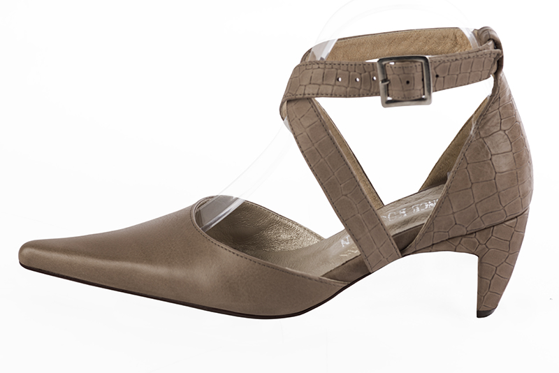 Chaussures habillées, élégantes et raffinées, ouvertes sur les côtés, avec des brides croisées, coloris beige mastic. Bout pointu. Mi-haut à haut. Talon virgule. Cérémonie, soirée, cocktail, évènementiel. Personnalisation : Choix des cuirs, 
                des couleurs et des talons. Petites et grandes pointures. - Florence KOOIJMAN