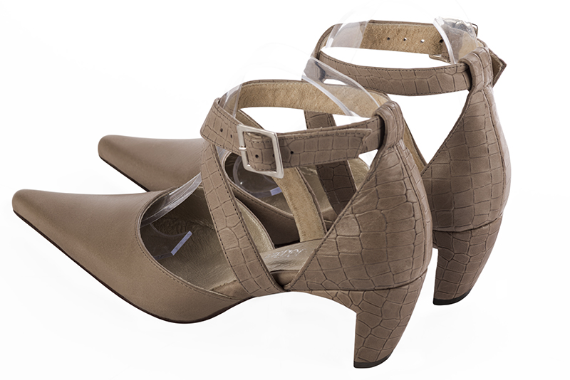 Chaussure femme à brides : Chaussure côtés ouverts brides croisées couleur beige mastic. Bout pointu. Talon mi-haut virgule. Vue arrière - Florence KOOIJMAN