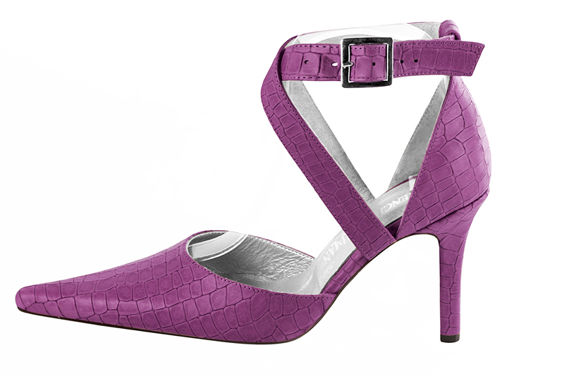 Chaussures habillées, élégantes et raffinées, ouvertes sur les côtés, avec des brides croisées, coloris violet mauve. Bout pointu. Haut. Talon fin. Cérémonie, soirée, cocktail, évènementiel. Personnalisation : Choix des cuirs, 
                des couleurs et des talons. Petites et grandes pointures. - Florence KOOIJMAN