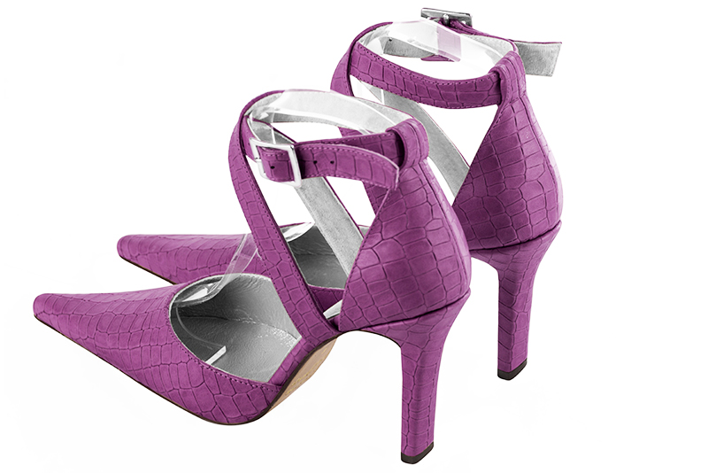 Chaussures habillées, élégantes et raffinées, ouvertes sur les côtés, avec des brides croisées, coloris violet mauve. Bout pointu. Haut. Talon fin. Cérémonie, soirée, cocktail, évènementiel. Personnalisation : Choix des cuirs, 
                des couleurs et des talons. Petites et grandes pointures. - Florence KOOIJMAN