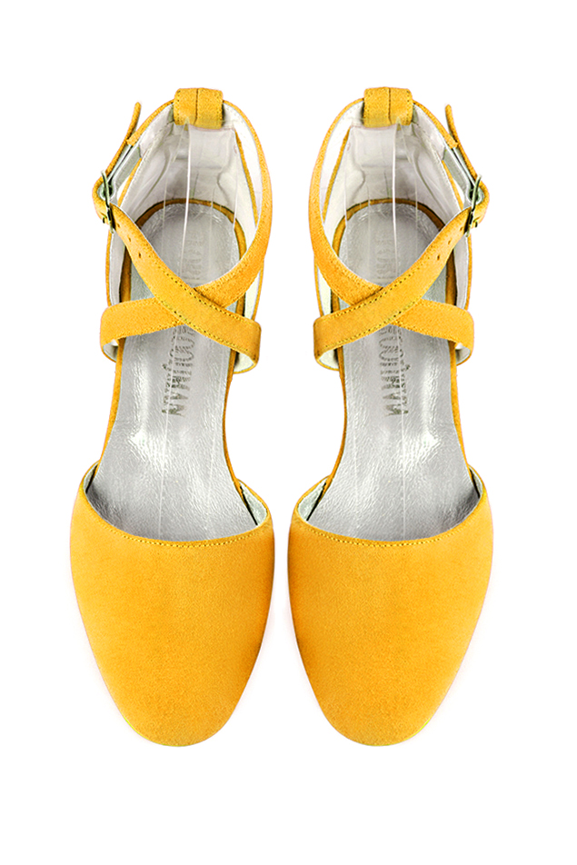 Ballerine : Ballerine sans talon extra plate couleur jaune soleil. Bout rond. Talon plat bottier. Vue du dessus - Florence KOOIJMAN