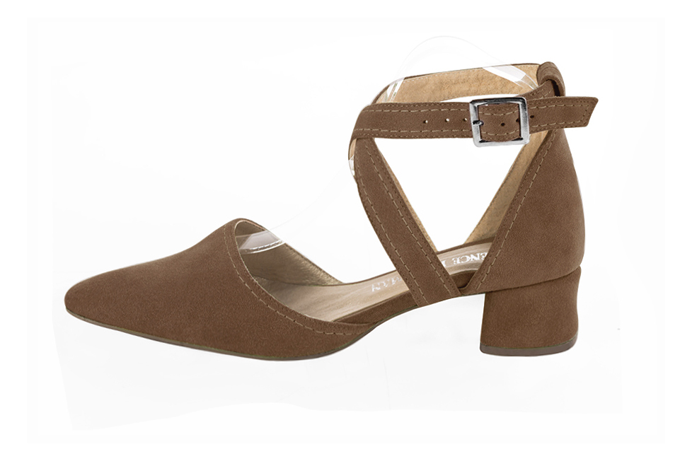 Chaussures brides croisées femme ouvertes sur les côtés marron chocolat. Bout effilé. Talon évasé de 3.5 cm - Vue de profil
