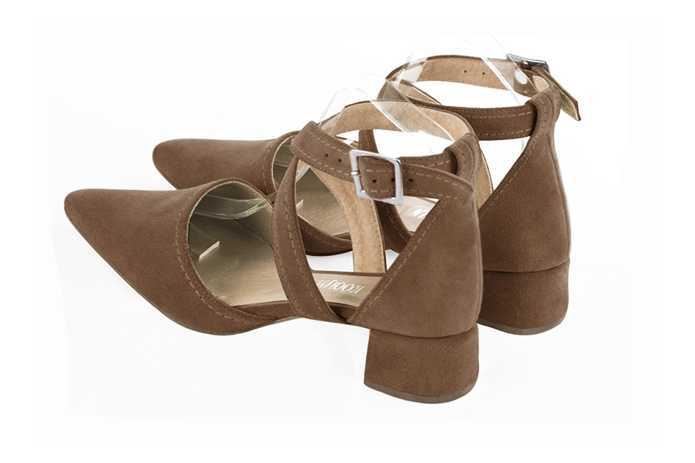 Chaussures brides croisées femme ouvertes sur les côtés marron chocolat. Bout effilé. Talon évasé de 3.5 cm - Vue arrière