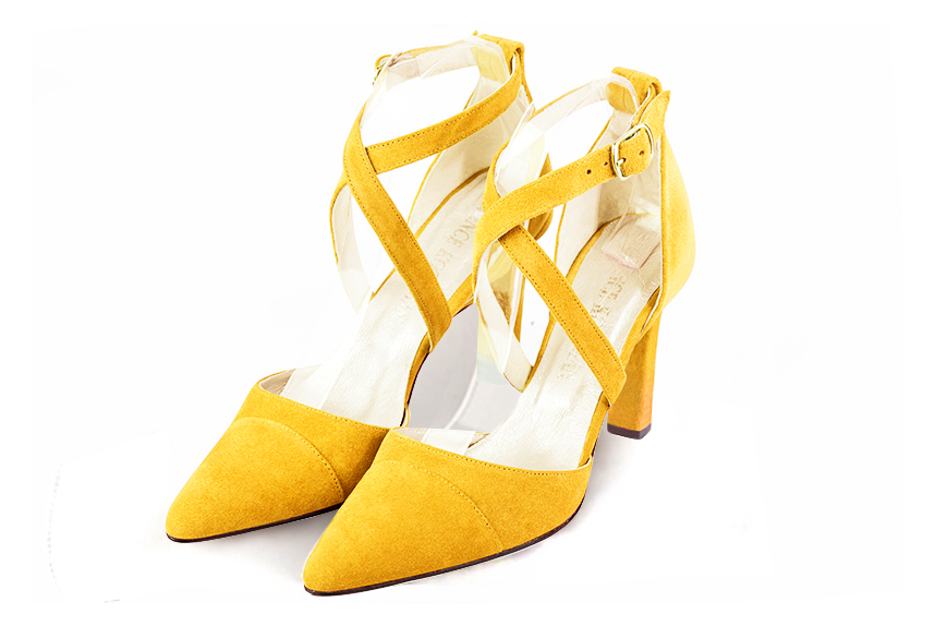 Chaussure femme à brides : Chaussure côtés ouverts brides croisées couleur jaune soleil. Bout effilé. Talon haut fin Vue avant - Florence KOOIJMAN
