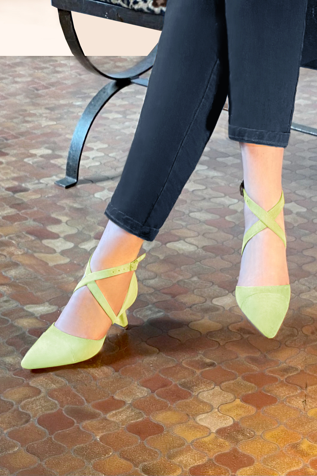 Chaussure femme à brides : Chaussure côtés ouverts brides croisées couleur vert tilleul. Bout effilé. Talon mi-haut bobine. Vue porté - Florence KOOIJMAN