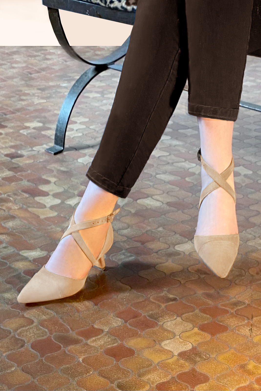 Chaussures habillées, élégantes et raffinées, ouvertes sur les côtés, avec des brides croisées, coloris beige sahara. Bout effilé. Mi-haut à haut. Talon bobine. Cérémonie, soirée, cocktail, évènementiel. Personnalisation : Choix des cuirs, 
                des couleurs et des talons. Petites et grandes pointures. - Florence KOOIJMAN