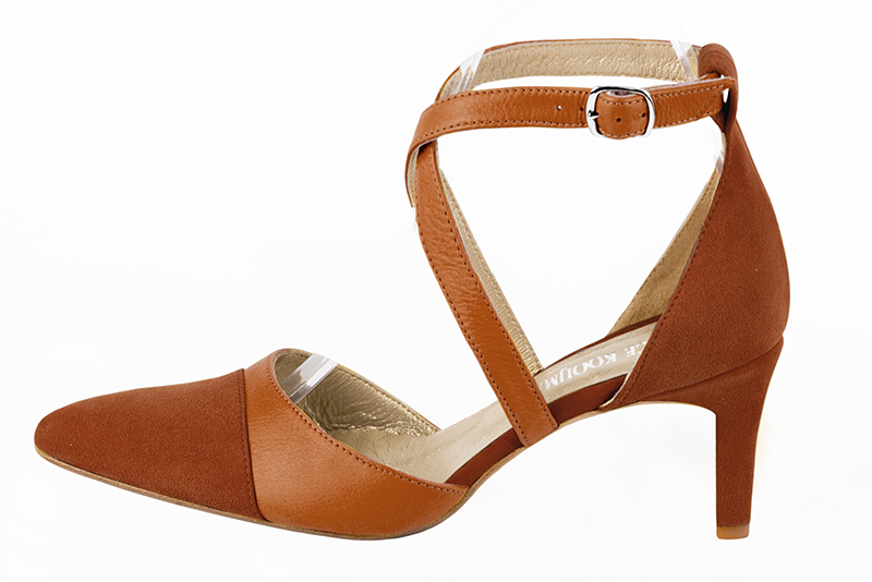 Chaussure femme à brides : Chaussure côtés ouverts brides croisées couleur orange safran. Bout effilé. Talon mi-haut trotteur. Profil - Florence KOOIJMAN