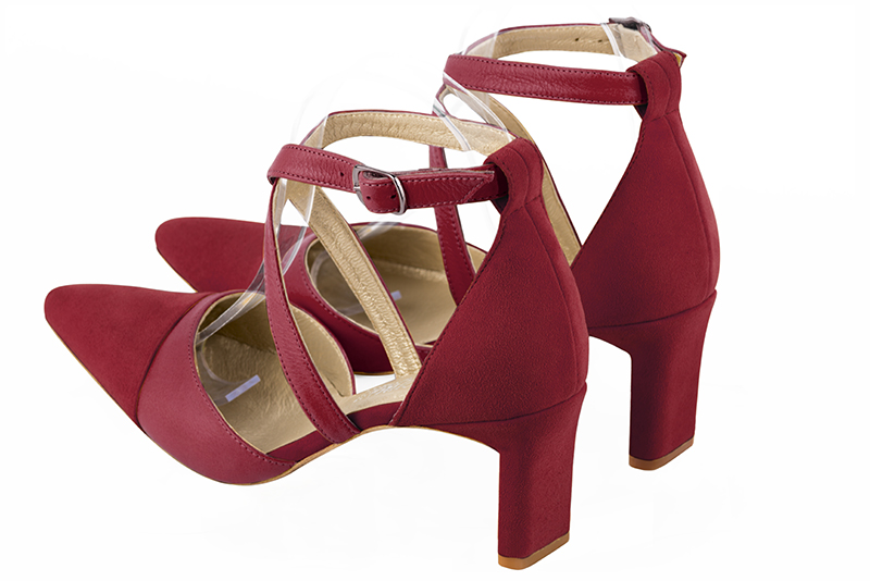 Chaussure femme à brides : Chaussure côtés ouverts brides croisées couleur rouge carmin. Bout effilé. Talon mi-haut virgule. Vue arrière - Florence KOOIJMAN
