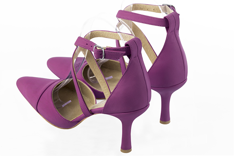Chaussure femme à brides : Chaussure côtés ouverts brides croisées couleur violet mauve. Bout effilé. Talon haut fin. Vue arrière - Florence KOOIJMAN