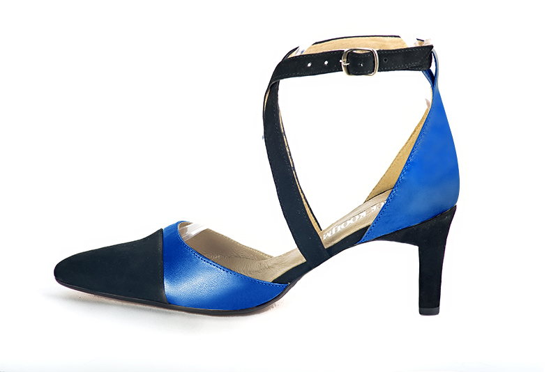 Chaussure femme à brides : Chaussure côtés ouverts brides croisées couleur noir mat et bleu électrique. Bout effilé. Talon mi-haut virgule. Vue de profil - Florence KOOIJMAN