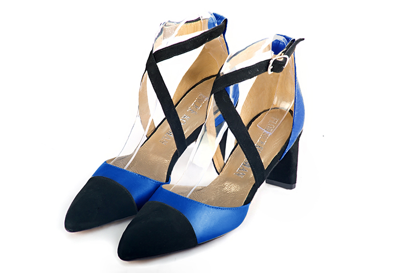 Chaussure femme à brides : Chaussure côtés ouverts brides croisées couleur noir mat et bleu électrique. Bout effilé. Talon mi-haut virgule Vue avant - Florence KOOIJMAN