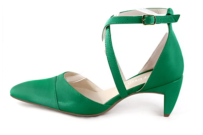 Chaussure femme à brides : Chaussure côtés ouverts brides croisées couleur vert émeraude. Bout effilé. Talon mi-haut virgule. Vue de profil - Florence KOOIJMAN