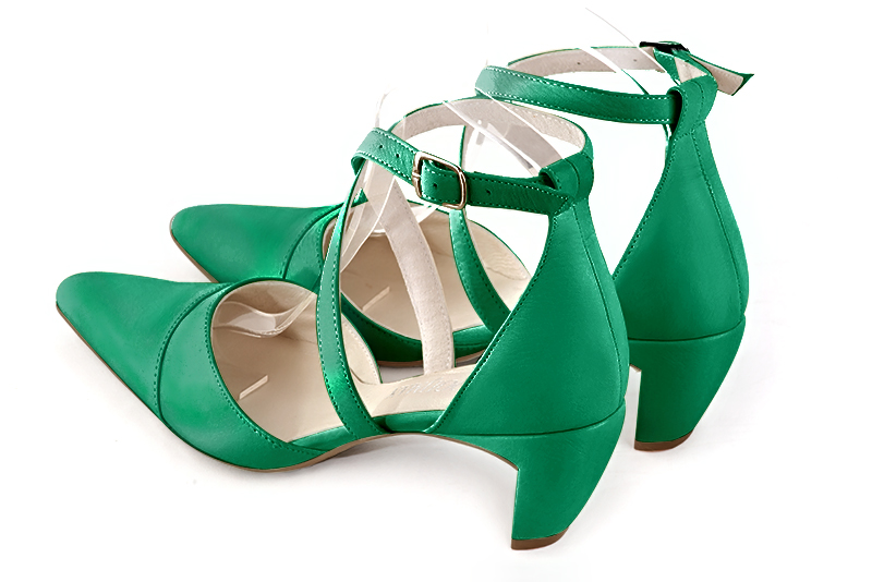 Chaussure femme à brides : Chaussure côtés ouverts brides croisées couleur vert émeraude. Bout effilé. Talon mi-haut virgule. Vue arrière - Florence KOOIJMAN