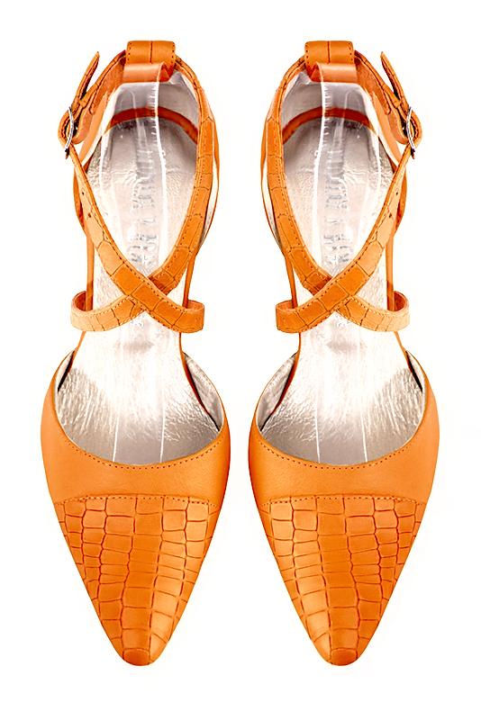 Chaussure femme à brides : Chaussure côtés ouverts brides croisées couleur orange abricot. Bout effilé. Talon mi-haut bobine. Vue du dessus - Florence KOOIJMAN