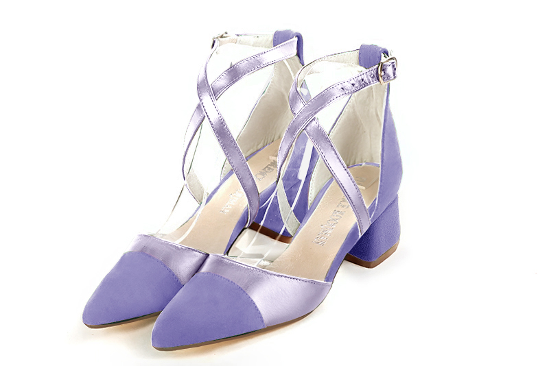 Chaussure femme à brides : Chaussure côtés ouverts brides croisées couleur violet lavande. Bout effilé. Petit talon évasé Vue avant - Florence KOOIJMAN