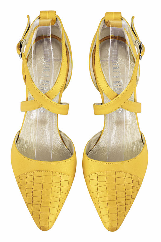 Chaussure femme à brides : Chaussure côtés ouverts brides croisées couleur jaune soleil. Bout effilé. Talon haut fin. Vue du dessus - Florence KOOIJMAN
