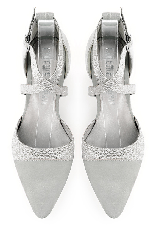 Chaussure femme à brides : Chaussure côtés ouverts brides croisées couleur gris perle et argent platine. Bout effilé. Petit talon virgule. Vue du dessus - Florence KOOIJMAN