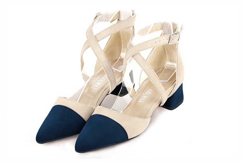 Chaussure femme à brides : Chaussure côtés ouverts brides croisées couleur bleu marine et beige vanille. Bout effilé. Petit talon évasé Vue avant - Florence KOOIJMAN