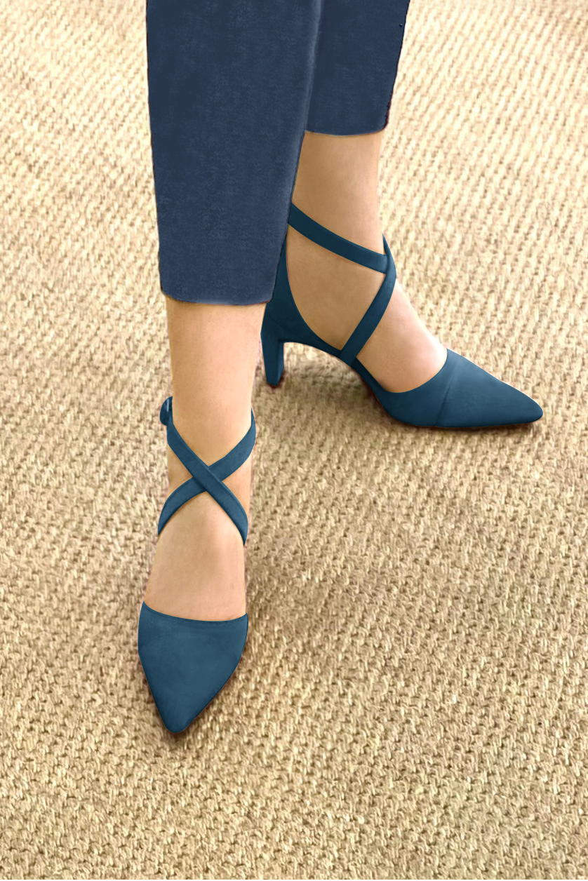 Chaussure femme à brides : Chaussure côtés ouverts brides croisées couleur bleu canard. Bout effilé. Talon mi-haut virgule. Vue porté - Florence KOOIJMAN