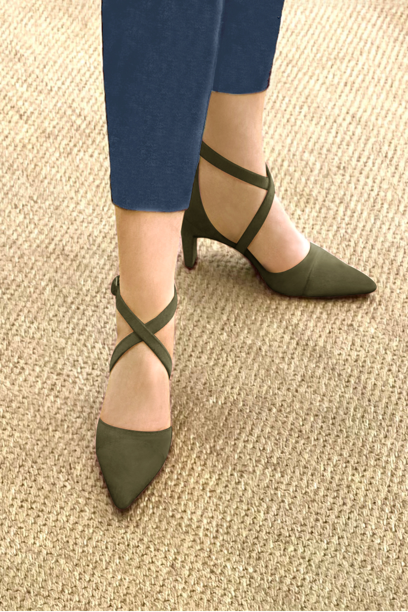 Chaussure femme à brides : Chaussure côtés ouverts brides croisées couleur vert kaki. Bout effilé. Talon mi-haut virgule. Vue porté - Florence KOOIJMAN