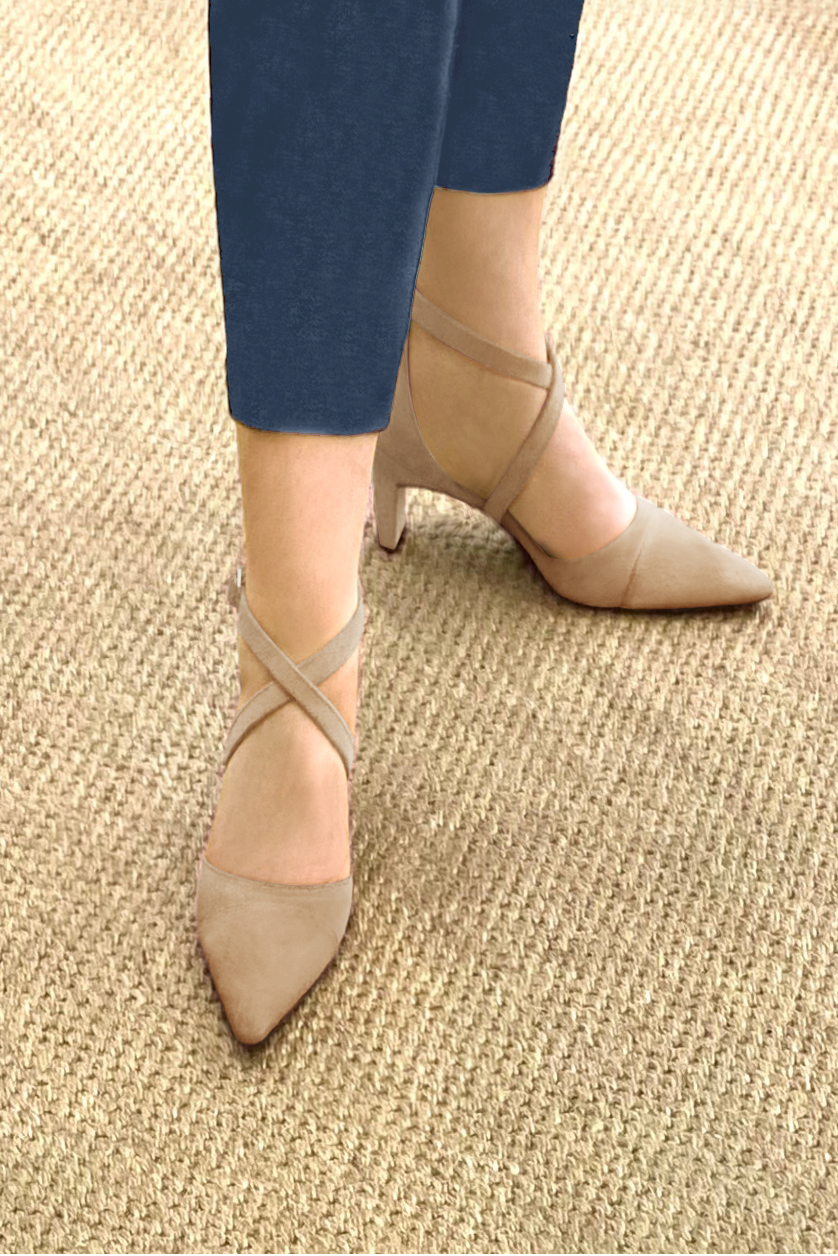 Chaussure femme à brides : Chaussure côtés ouverts brides croisées couleur beige sahara. Bout effilé. Talon mi-haut virgule. Vue porté - Florence KOOIJMAN