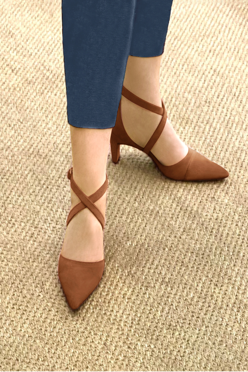 Chaussure femme à brides : Chaussure côtés ouverts brides croisées couleur marron caramel. Bout effilé. Talon mi-haut virgule. Vue porté - Florence KOOIJMAN