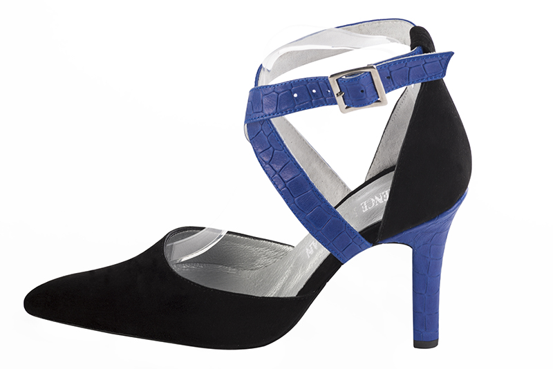 Chaussure femme à brides : Chaussure côtés ouverts brides croisées couleur noir mat et bleu électrique. Bout effilé. Talon très haut trotteur. Vue de profil - Florence KOOIJMAN