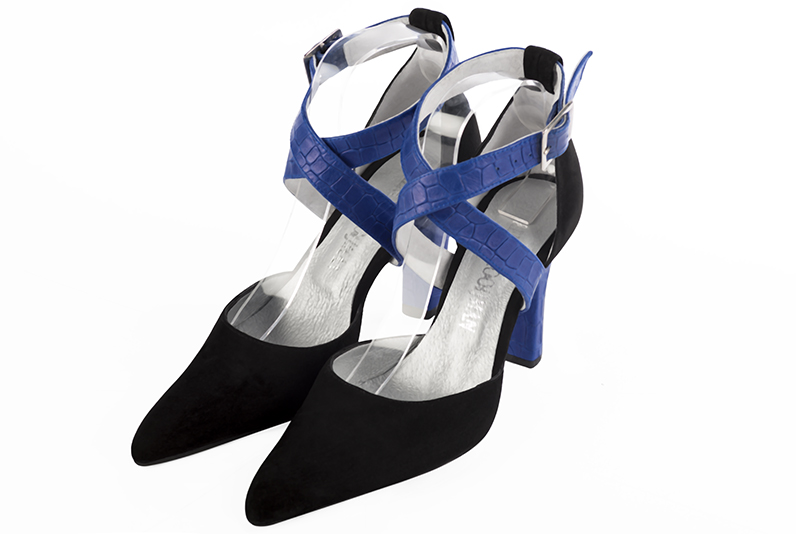 Chaussure femme à brides : Chaussure côtés ouverts brides croisées couleur noir mat et bleu électrique. Bout effilé. Talon très haut trotteur Vue avant - Florence KOOIJMAN