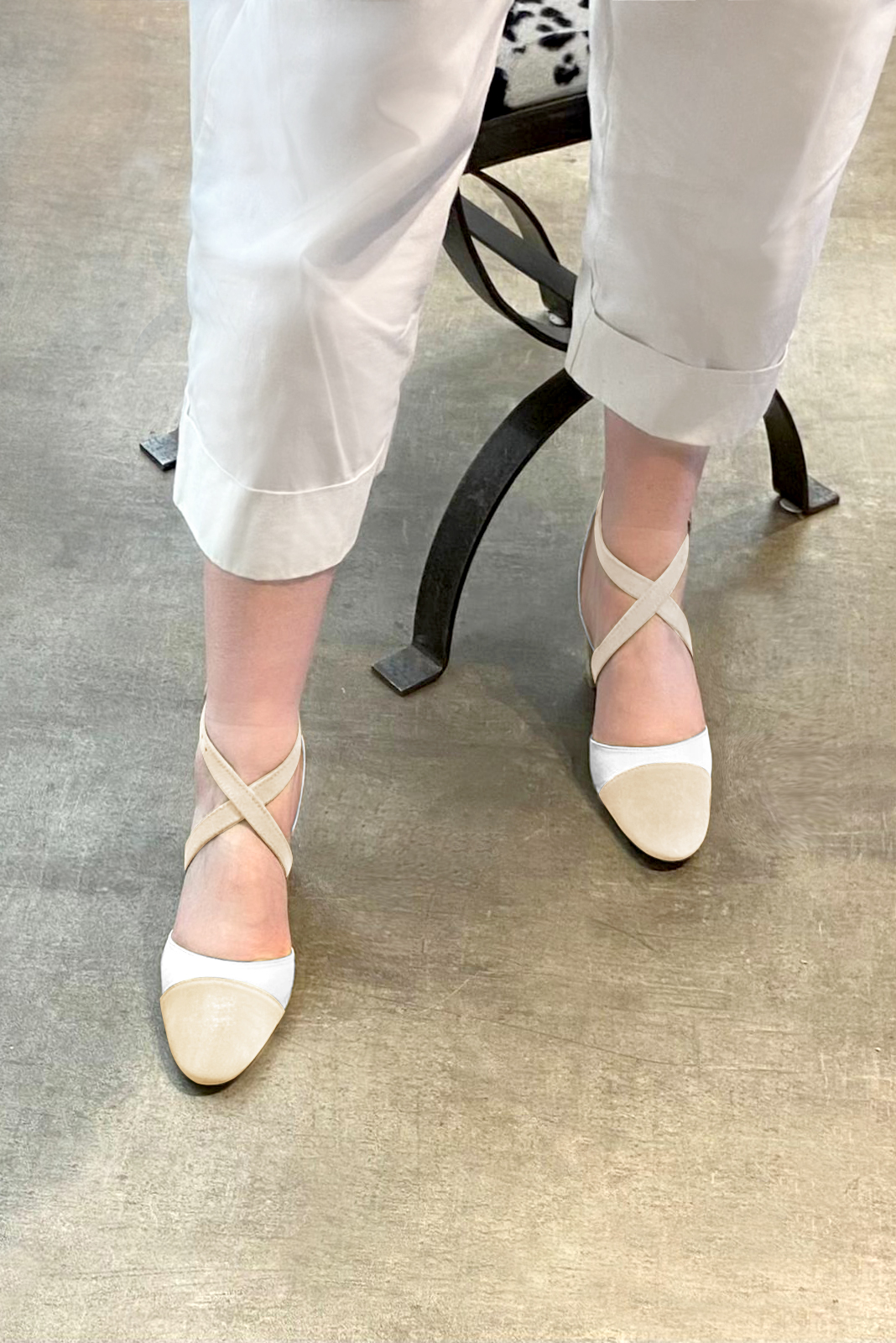 Chaussure femme à brides : Chaussure côtés ouverts brides croisées couleur beige vanille et blanc cassé. Bout rond. Talon haut fin. Vue porté - Florence KOOIJMAN