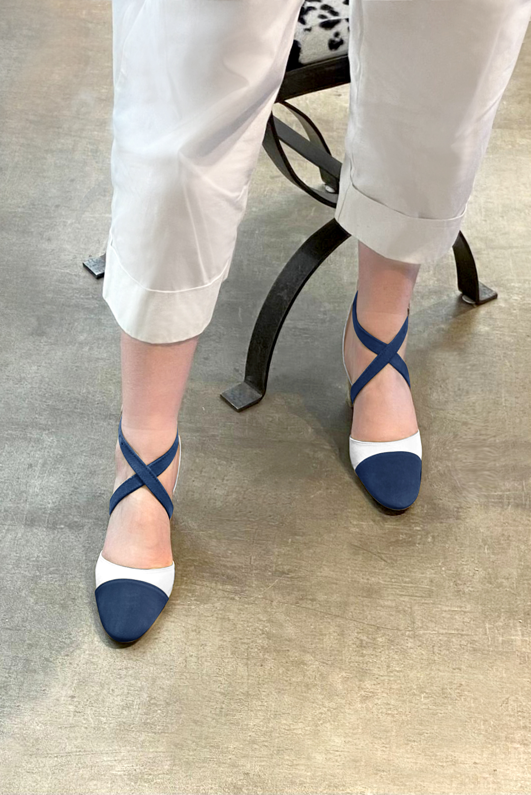 Chaussures habillées, élégantes et raffinées, ouvertes sur les côtés, avec des brides croisées, coloris bleu marine et blanc cassé. Bout rond. Mi-haut à haut. Talon virgule. Cérémonie, soirée, cocktail, évènementiel. Personnalisation : Choix des cuirs, 
                des couleurs et des talons. Petites et grandes pointures. - Florence KOOIJMAN