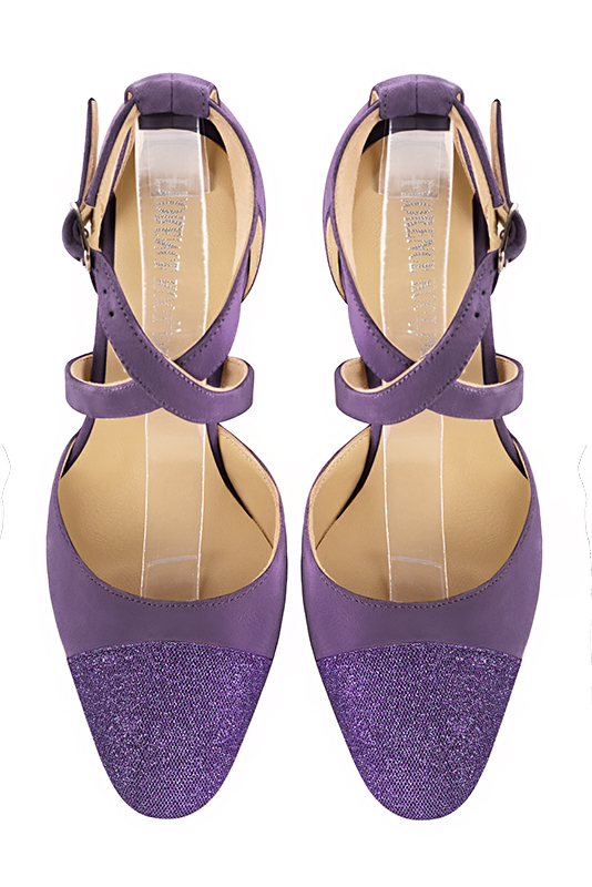 Chaussure femme à brides : Chaussure côtés ouverts brides croisées couleur violet améthyste. Bout rond. Talon mi-haut virgule. Vue du dessus - Florence KOOIJMAN