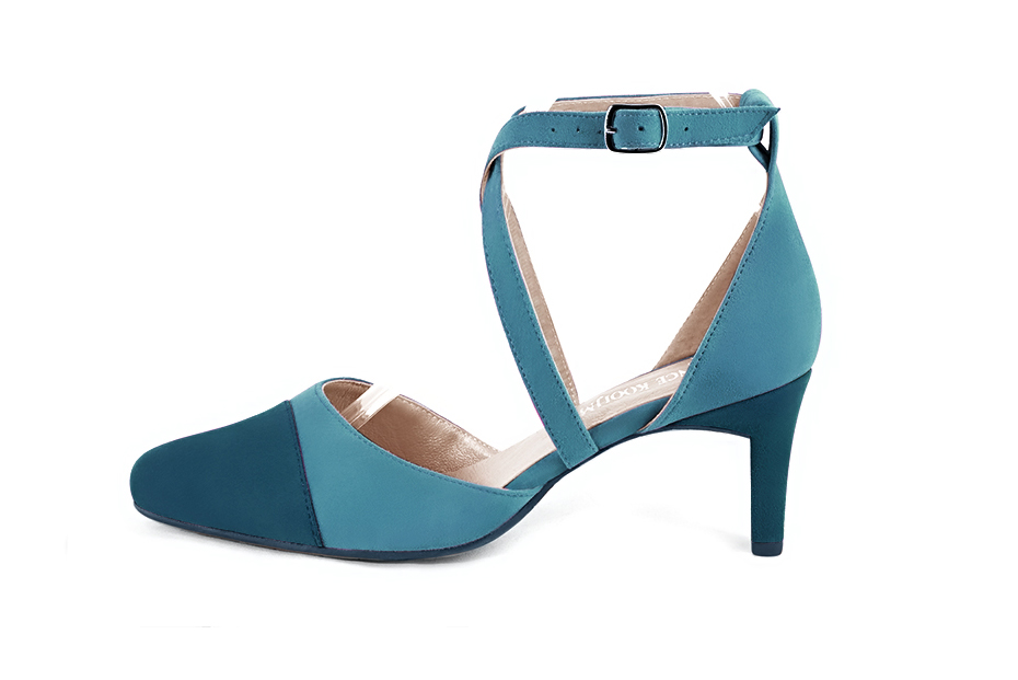 Chaussure femme à brides : Chaussure côtés ouverts brides croisées couleur bleu canard. Bout rond. Talon mi-haut virgule. Vue de profil - Florence KOOIJMAN