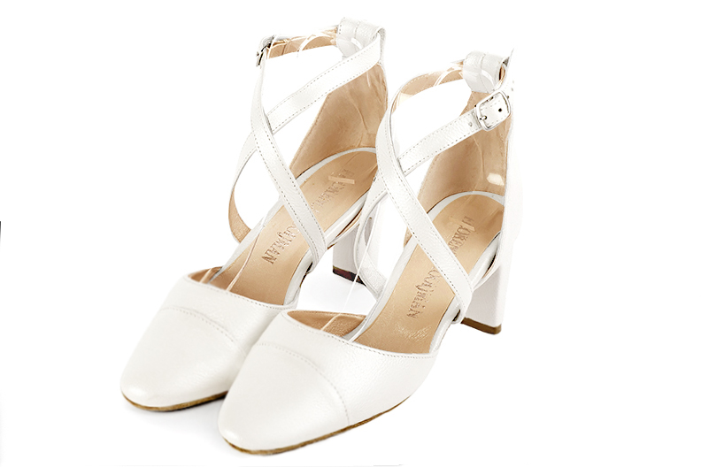 Chaussure femme à brides : Chaussure côtés ouverts brides croisées couleur blanc pur. Bout rond. Talon mi-haut virgule Vue avant - Florence KOOIJMAN