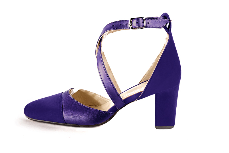 Chaussure femme à brides : Chaussure côtés ouverts brides croisées couleur violet outremer. Bout rond. Talon haut bottier. Vue de profil - Florence KOOIJMAN