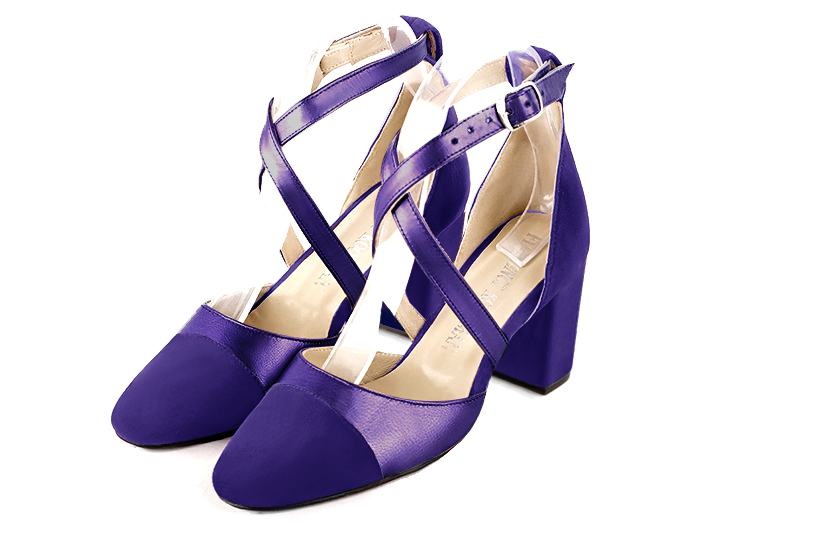 Chaussure femme à brides : Chaussure côtés ouverts brides croisées couleur violet outremer. Bout rond. Talon haut bottier Vue avant - Florence KOOIJMAN