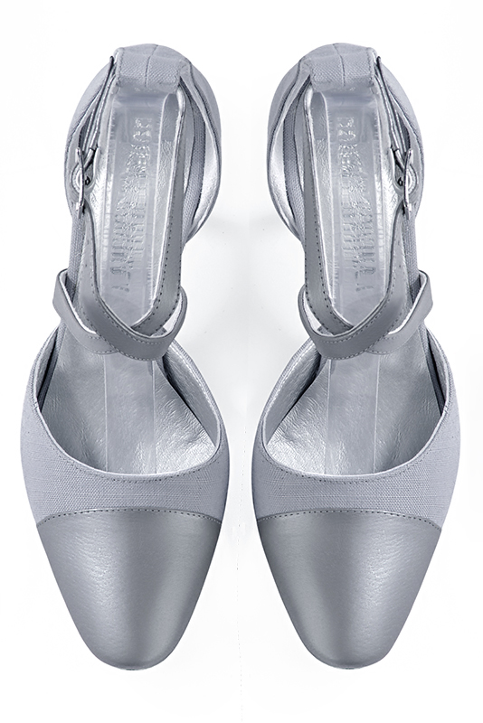 Chaussure femme à brides : Chaussure côtés ouverts brides croisées couleur gris souris. Bout rond. Talon haut fin. Vue du dessus - Florence KOOIJMAN