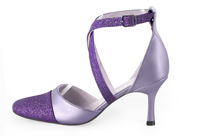 Chaussure femme à brides : Chaussure côtés ouverts brides croisées couleur violet améthyste. Bout rond. Talon haut fin. Vue de profil - Florence KOOIJMAN