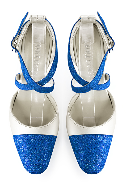 Chaussure femme à brides : Chaussure côtés ouverts brides croisées couleur bleu électrique et blanc pur. Bout rond. Talon haut fin. Vue du dessus - Florence KOOIJMAN
