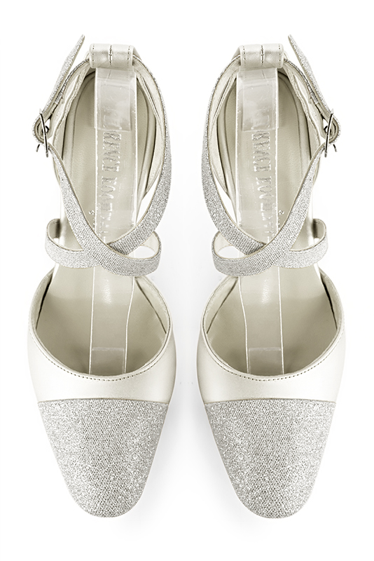 Chaussure femme à brides : Chaussure côtés ouverts brides croisées couleur argent platine et blanc pur. Bout rond. Talon haut fin. Vue du dessus - Florence KOOIJMAN