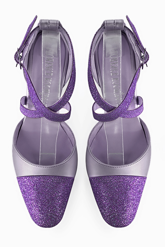 Chaussure femme à brides : Chaussure côtés ouverts brides croisées couleur violet améthyste. Bout rond. Talon haut fin. Vue du dessus - Florence KOOIJMAN
