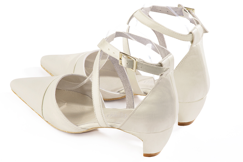 Chaussure femme à brides : Chaussure côtés ouverts brides croisées couleur blanc cassé. Bout pointu. Petit talon virgule. Vue arrière - Florence KOOIJMAN